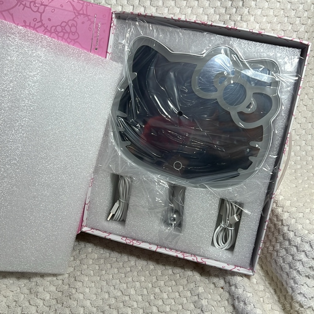 Impressions Hello Kitty LED Mirror - Picture 6 of 6